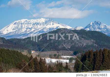 日本の鳥取県の大山の春の美しい風景 日本の鳥取県の大山の春の美しい風景 136924663