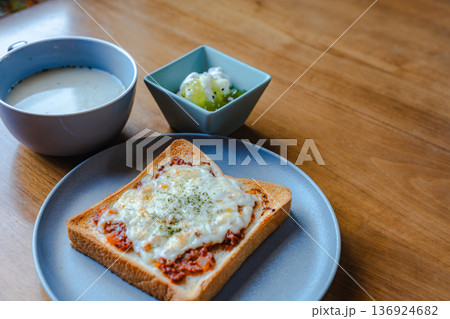 木のテーブルに並ぶチーズトーストとスープとぶどうヨーグルトの朝食 136924682