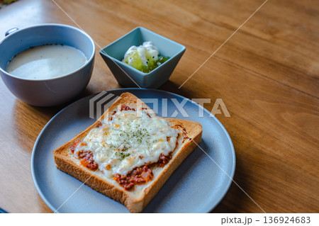 木のテーブルに朝食セットを置いたチーズトーストとスープのある朝 136924683