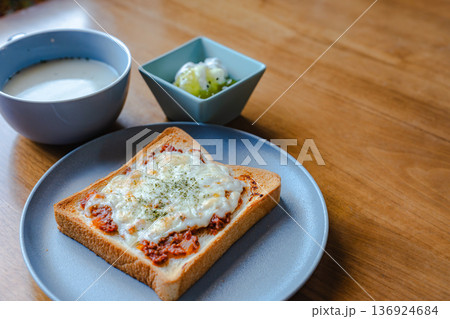 木目のテーブルで朝食を用意したチーズトーストとスープのセット 木目のテーブルで朝食を用意したチーズトーストとスープのセット 136924684