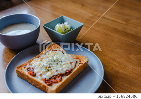 木のテーブルに並ぶ朝食セット チーズトーストとスープとフルーツ 136924686