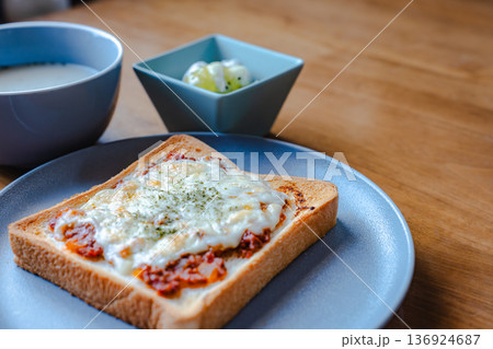 チーズトーストを主役にした朝食セット スープとぶどうヨーグルト添え 136924687