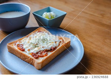 木のテーブルの朝食セット チーズトーストとスープとぶどうヨーグルト 木のテーブルの朝食セット チーズトーストとスープとぶどうヨーグルト 136924688