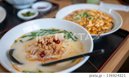 とても美味しい日本の様々な食べ物 136924821