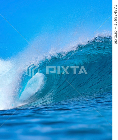 Captivating Wave Curling With Shimmering Foam And Intense Motion 136924971