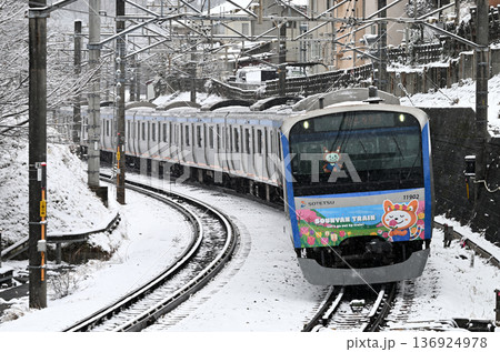 雪の中を走る相鉄11000系電車 136924978