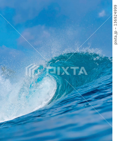 Captivating Wave Curling With Shimmering Foam And Intense Motion Captivating Wave Curling With Shimmering Foam And Intense Motion 136924999