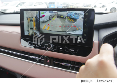 カーナビに映ったバックカメラの表示 136925241