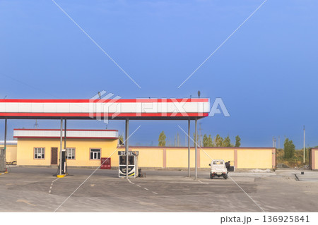 ウズベキスタン国道沿いの郊外のガソリンスタンド 136925841