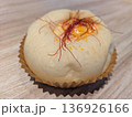 焼き立てのふんわりパン 136926166