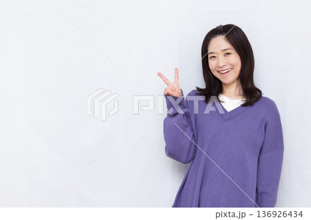 ピースサインをしている女性 ピースサインをしている女性 136926434