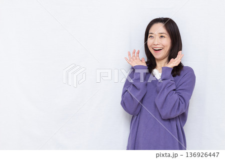 笑顔でびっくり驚いている女性 136926447