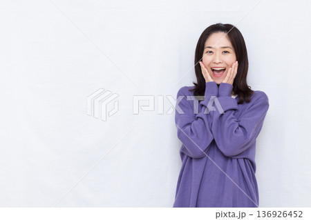 笑顔でびっくり驚いている女性 136926452