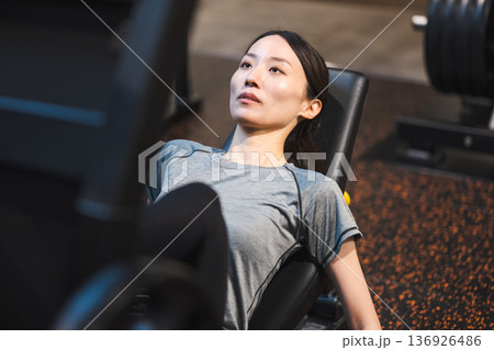 スポーツジムで筋トレをする若い女性 スポーツジムで筋トレをする若い女性 136926486