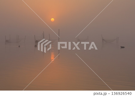 朝焼けの霧立つ風景 136926540