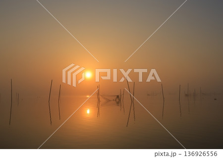 朝焼けの霧立つ風景 136926556