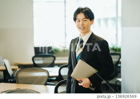 20代の若いビジネスマン 20代の若いビジネスマン 136926569