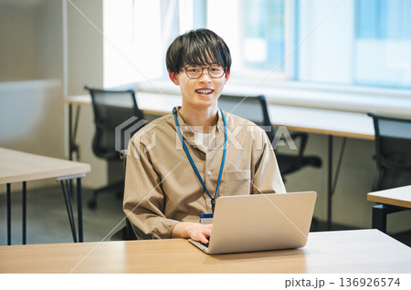 オフィスで働く若いITエンジニア オフィスで働く若いITエンジニア 136926574