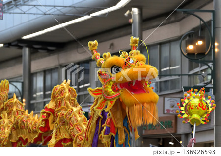 南京町春節祭　元町商店街で新調された龍のパレード 136926593