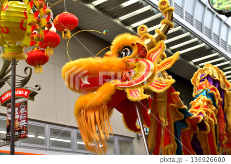 南京町春節祭　元町商店街で新調された龍のパレード 136926600