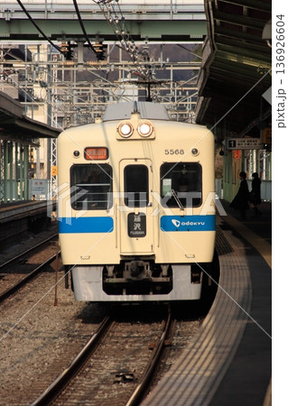 駅を通過する小田急5200形電車の快速急行列車_2011/1/24撮影 136926604