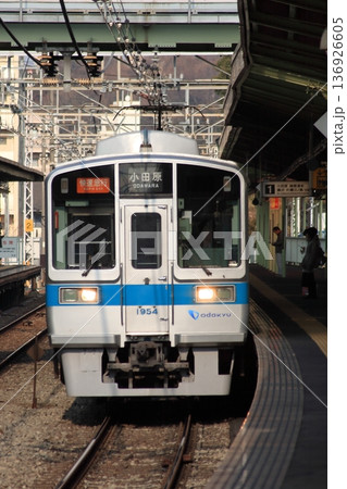 駅を通過する小田急1000形電車の快速急行列車_2011/1/24撮影 136926605
