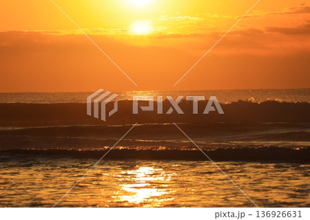 朝焼けに染まる海 136926631