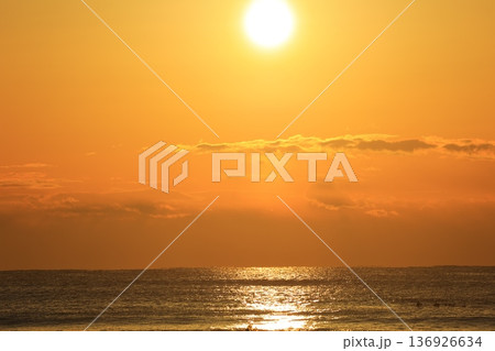朝焼けに染まる海 朝焼けに染まる海 136926634