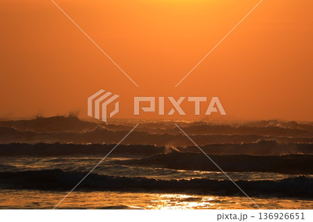 朝焼けに染まる海 136926651