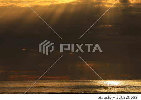 朝焼けに染まる海 136926669