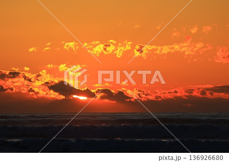 朝焼けに染まる海 136926680