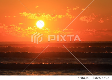 朝焼けに染まる海 朝焼けに染まる海 136926692