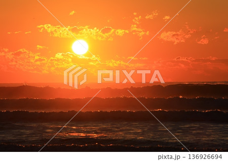 朝焼けに染まる海 朝焼けに染まる海 136926694