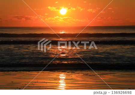 朝焼けに染まる海 朝焼けに染まる海 136926698