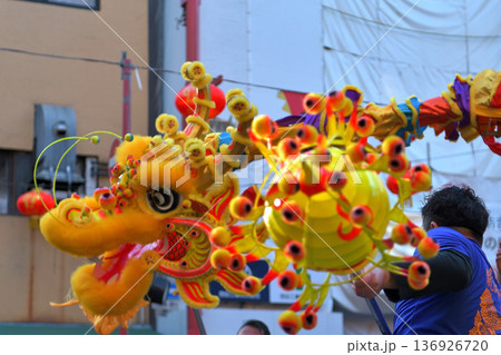 南京町春節祭　南京町広場で龍が舞う 136926720