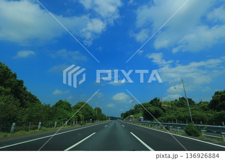 高速道路のある風景 136926884