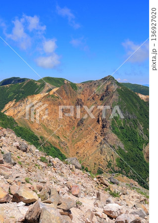 那須岳の登山道から見た茶臼岳 那須岳の登山道から見た茶臼岳 136927020