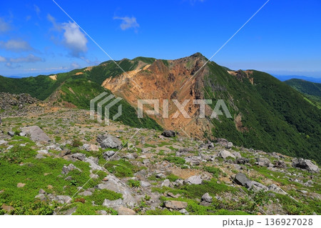 那須岳の登山道から見た茶臼岳 那須岳の登山道から見た茶臼岳 136927028