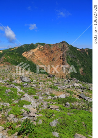 那須岳の登山道から見た茶臼岳 136927029