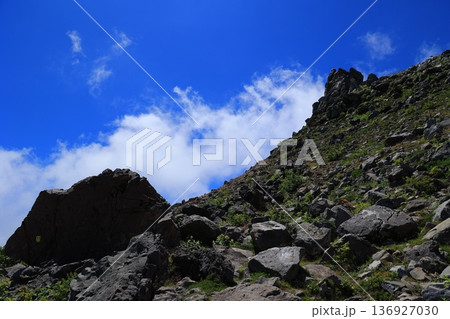 那須岳の登山道から見た茶臼岳 136927030