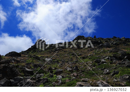 那須岳の登山道から見た茶臼岳 136927032