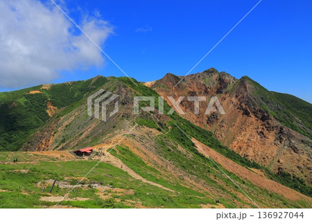 那須岳の登山道から見た茶臼岳 那須岳の登山道から見た茶臼岳 136927044