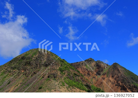 那須岳の登山道から見た茶臼岳 136927052