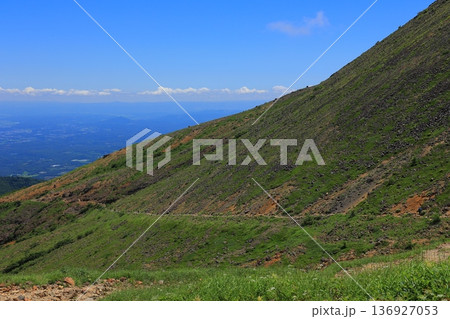那須岳の登山道から見た茶臼岳 136927053