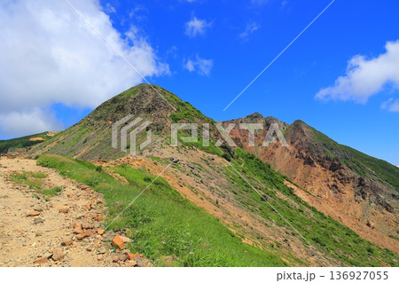 那須岳の登山道から見た茶臼岳 136927055