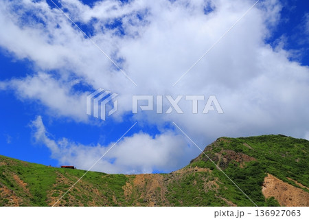 那須岳の登山道から見た茶臼岳 那須岳の登山道から見た茶臼岳 136927063