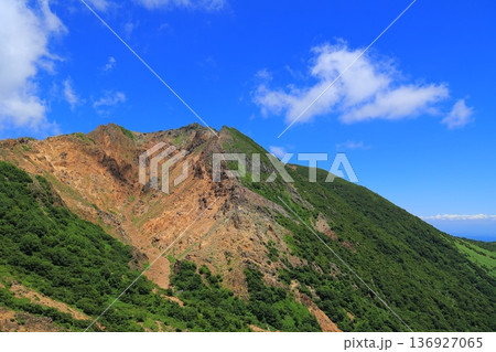 那須岳の登山道から見た茶臼岳 那須岳の登山道から見た茶臼岳 136927065