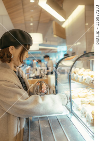 ベーカリーでパンを選ぶ日本人女性 136927233