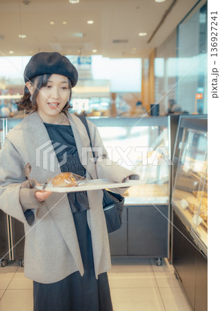 ベーカリーでパンを選ぶ日本人女性 ベーカリーでパンを選ぶ日本人女性 136927241