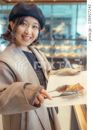 ベーカリーでパンを選ぶ日本人女性 ベーカリーでパンを選ぶ日本人女性 136927242
